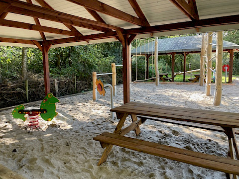 Tierpark Westküstenpark am 25.09.2025: Neuer Spielplatz „naturnahe Wasserlandschaft” mit überdachtem Picknickplatz